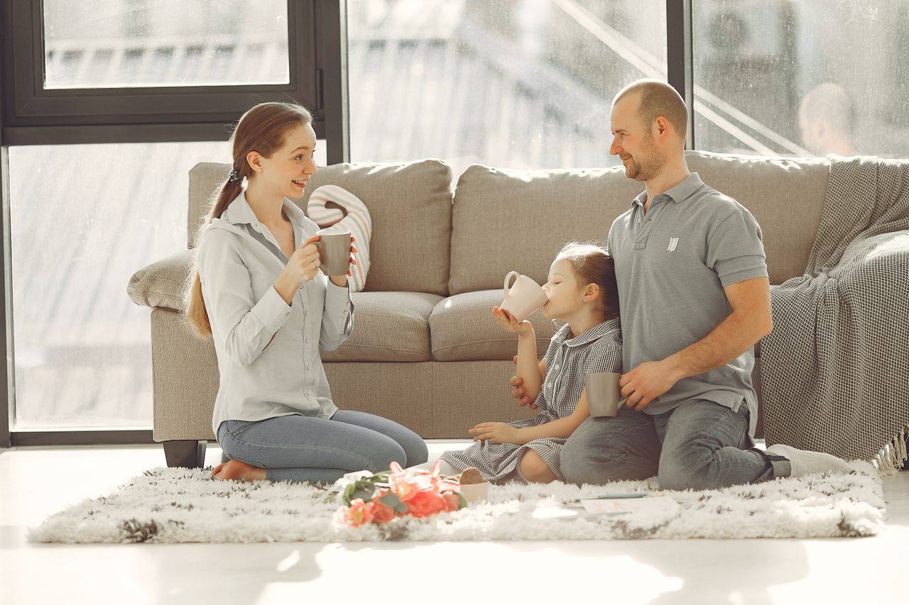 Famiglia serena in un soggiorno confortevole